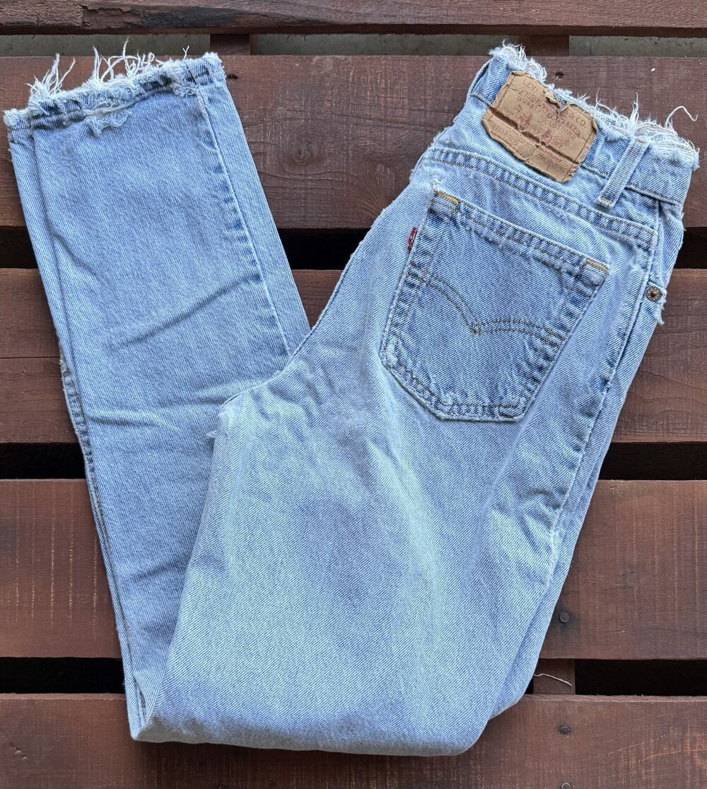 Levi’s Vintage USA Juniors 9M High Rise Mom Jean Light Wash Distressed Raw Hem